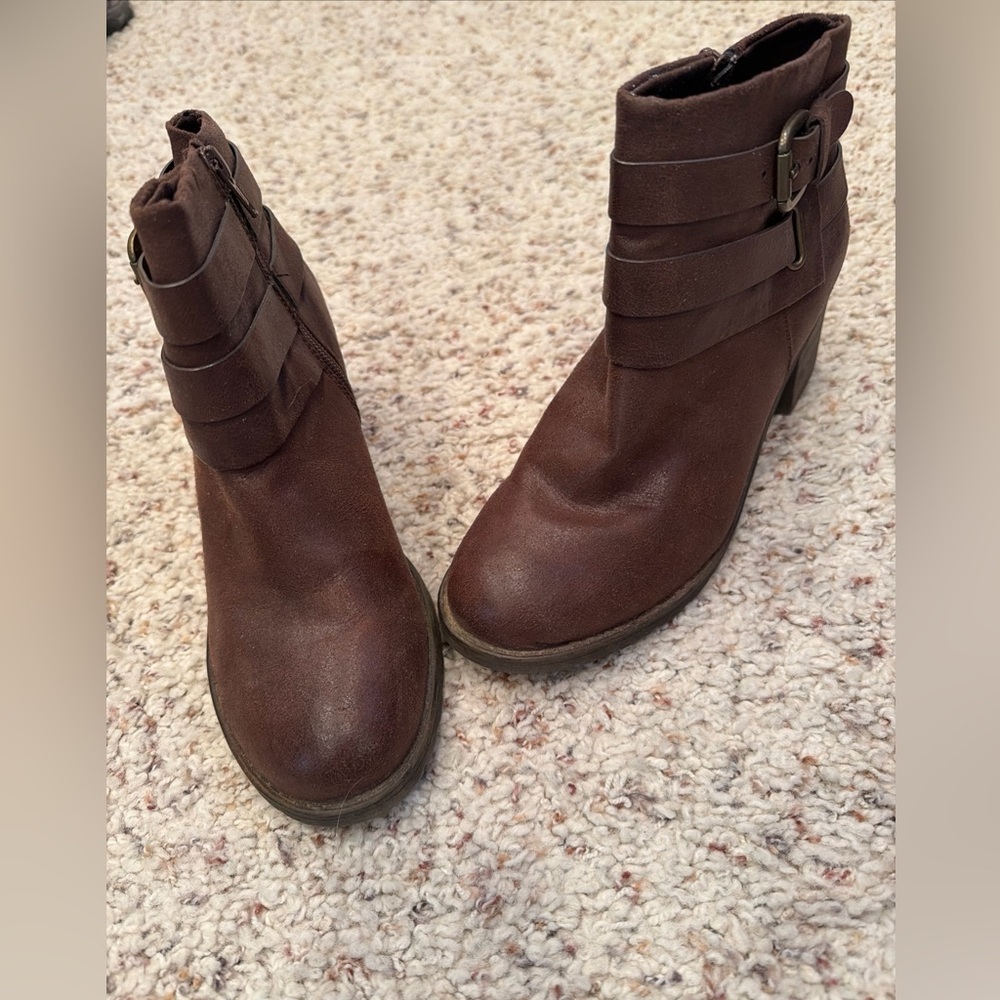 Womens Brown Faux Leather Booties With Buckle Trim & 2” Heels Size 8M